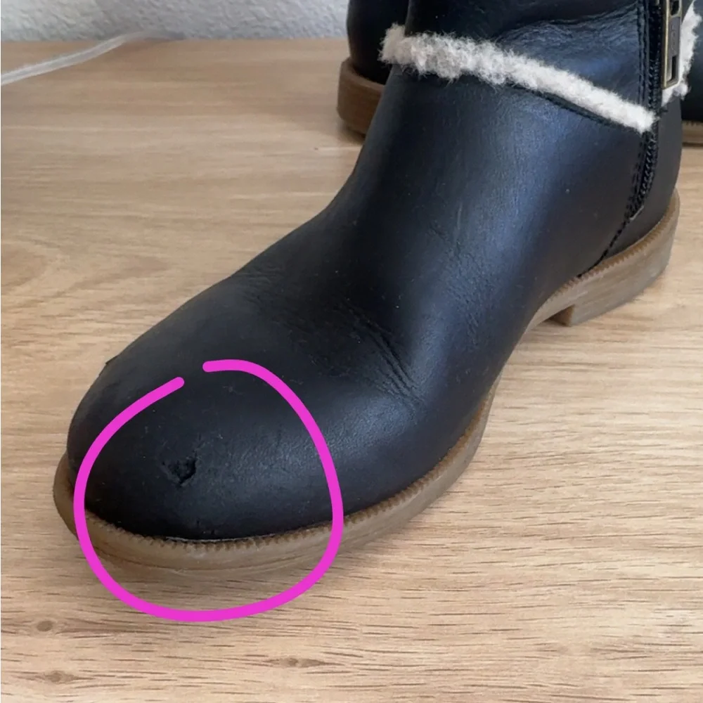 UGG Collette Black Leather Sherpa Shearling Trim Girls‎ Boots
